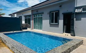 Villa Pool Kepala Batas